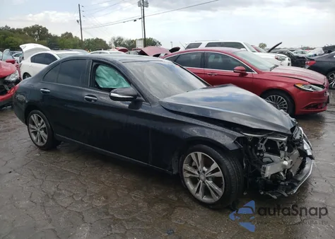 2015 Mercedes-Benz C 300 z USA, uszkodzony, nr VIN 55SWF4JB9FU089172